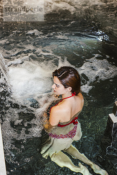 Frau genießt den Whirlpool in einem Spa
