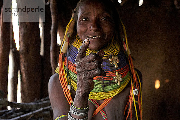 Traditionelle Muhila-Frau  die mit dem Finger zeigt  Kehamba  Chibia  Angola