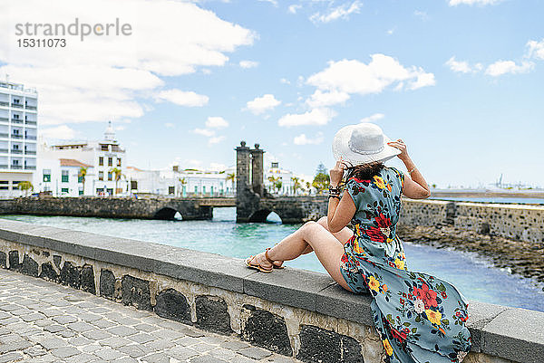 Frau mit weißem Sonnenhut in Arrecife  Spanien