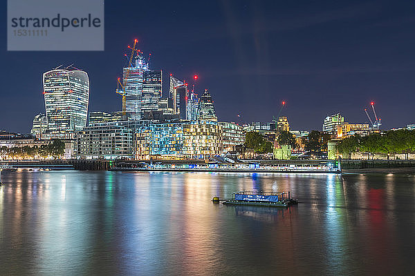 Die Skyline der Londoner Stadt mit der Themse bei Nacht   London  UK
