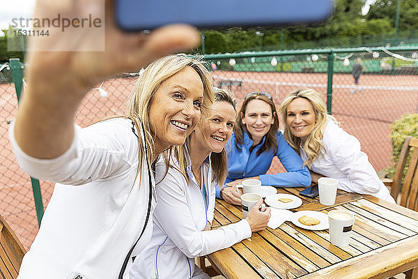 Gruppe von Frauen  die nach einem Spiel ein Selfie im Tennisclub machen