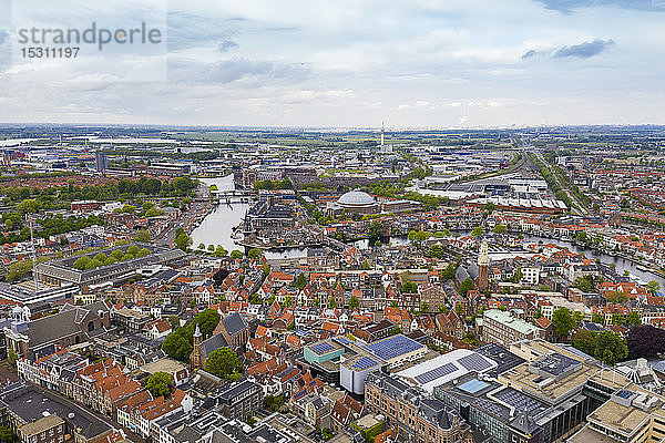 Luftaufnahme der Stadt Haarlem bei bewölktem Himmel