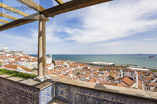 Portugal  Lissabon  Blick auf den Bezirk Alfama und den Tejo