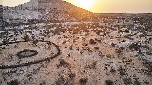 Luftaufnahme von Txitundo Hulo  Dorf Kimbos  umgeben von einem Dorfzaun  in Angola