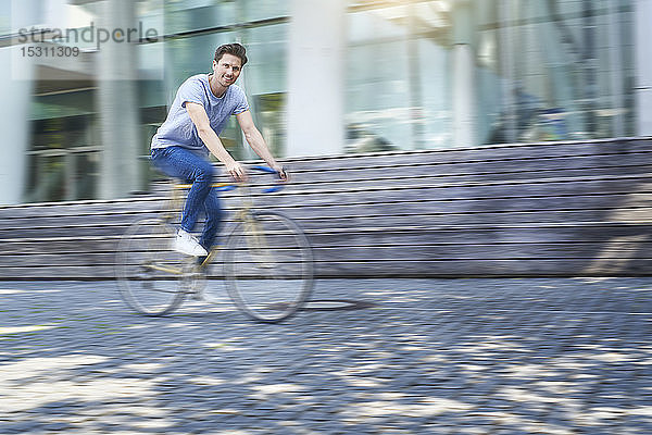 Lächelnder Mann fährt Rennrad