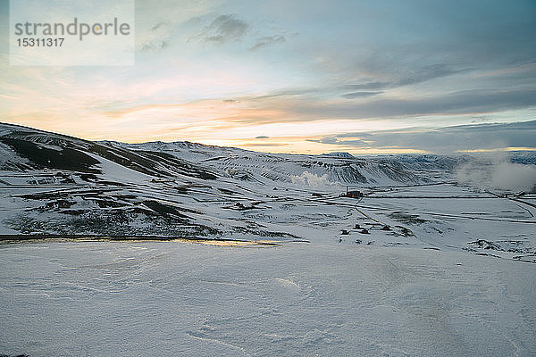 Island  gefrorener Fluss in der Nähe der Region Krafla vor Sonnenuntergang