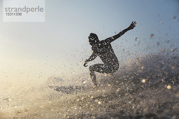 Surfer auf einer Welle