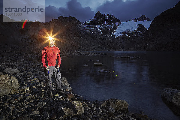 Wanderer mit stehendem Scheinwerfer am Lago de los Tres  Nationalpark Los Glaciares  Patagonien  Argentinien