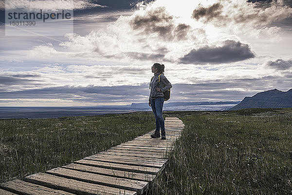 Frau wandert im Skaftafell-Nationalpark  Island