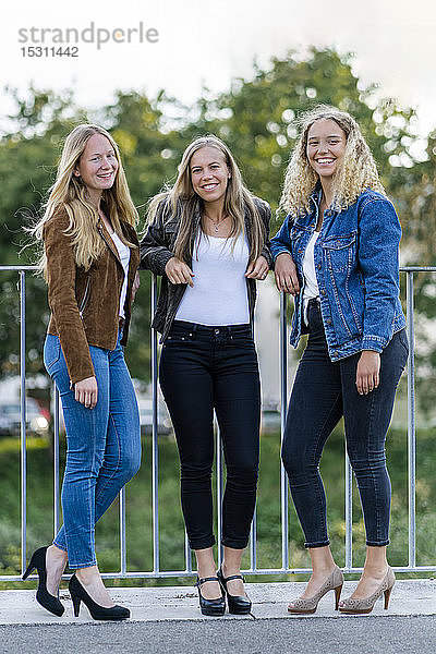 Gruppenbild von drei blonden jungen Frauen