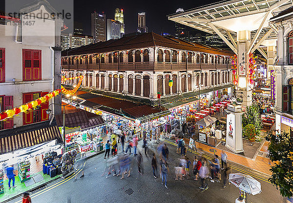 Menschen bei Nacht auf dem Chinatown-Markt  Singapur