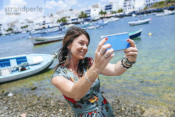 Frau beim Selfie im Hafen