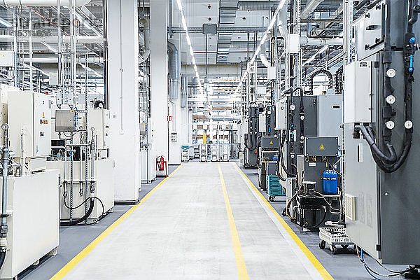 Fußweg zwischen Industriemaschinen in einer modernen Fabrik  Stuttgart  Deutschland