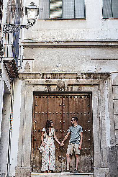 Paar  das sich an den Händen hält und einander anschaut  Granada  Spanien