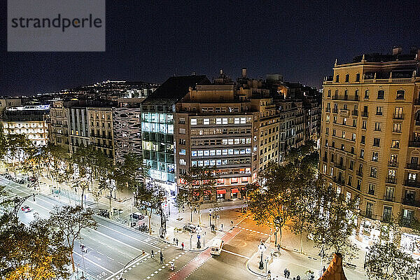 Passeig de Garcia von Casa Mila bei Nacht gesehen  Barcelona  Spanien