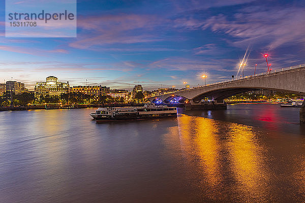 Skyline der Londoner Innenstadt mit Waterloo Bridge   London  UK