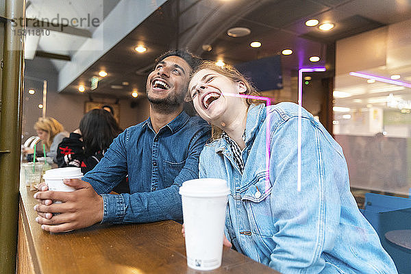 Freunde amüsieren sich gemeinsam in einem Café
