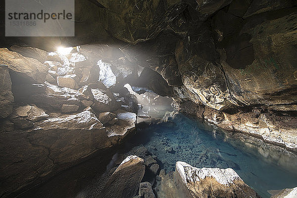 Island  Thermalhöhle zum Baden in der Nähe des Vulkans Krafla