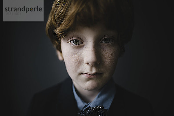 Porträt eines traurigen Jungen mit Sommersprossen