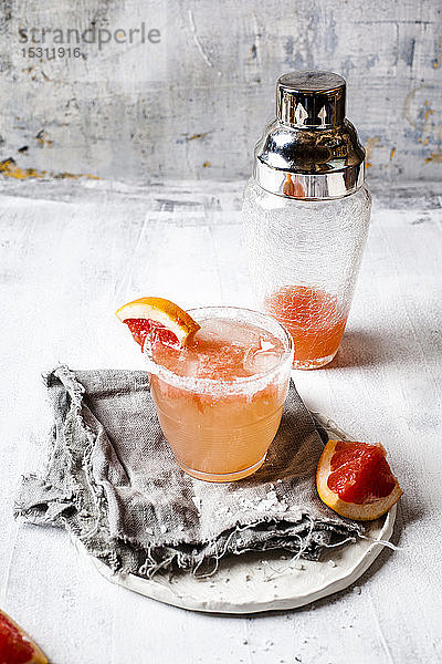 Mexikanischer Paloma-Cocktail in einem Glas mit Salzrand