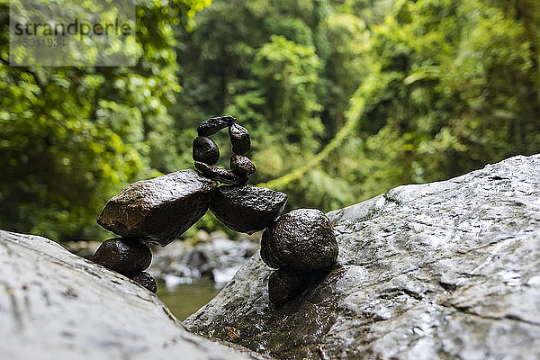 Steine am La Fortuna-Wasserfall  La Fortuna  Costa Rica