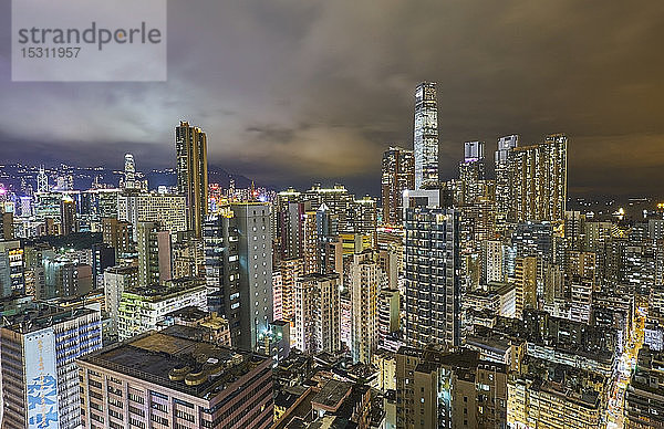 Stadtansicht am Abend  Kowloon  Hongkong  China
