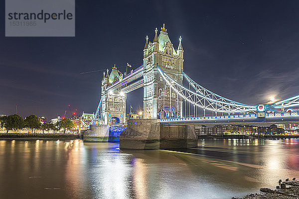 Skyline der Londoner Stadt mit Tower Bridge und Themse  London  Großbritannien