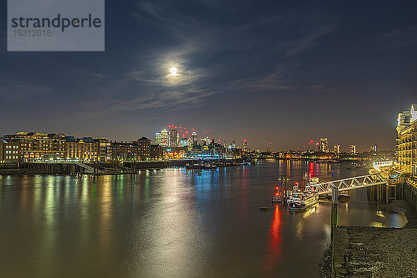 Skyline der Stadt London mit der Themse bei Vollmond   London  UK