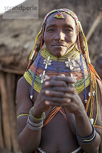 Muhila-Frau mit ihrer charakteristischen Frisur und ihren Halsketten  Kehamba  Chibia  Angola