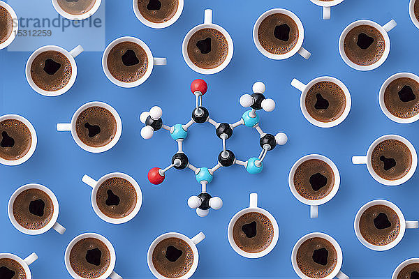Direkt über der Ansicht der chemischen Formel von Koffein mit Kaffeetassen auf blauem Hintergrund