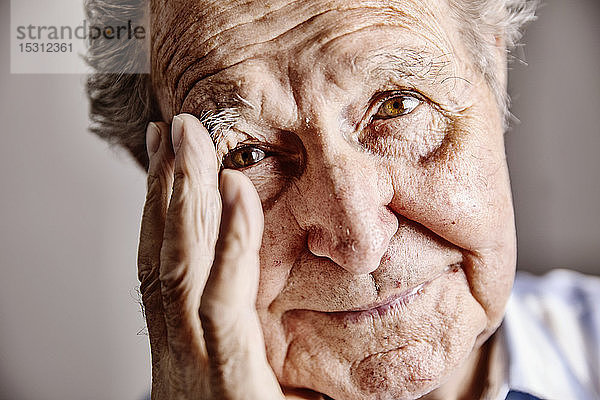 Porträt eines älteren Mannes mit Hand im Gesicht  Nahaufnahme