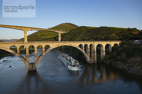 Brücke über Fährboot auf dem Duoro-Fluss bei strahlend blauem Himmel