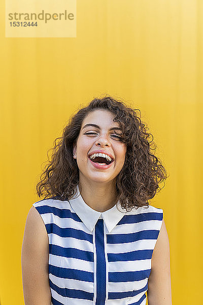Porträt einer glücklichen jungen Frau  gelber Hintergrund