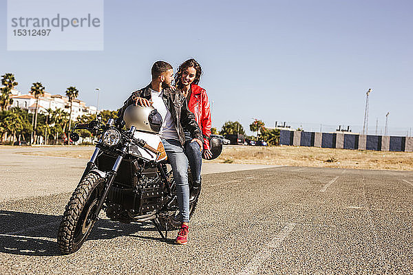 Auf Motorrad sitzendes Ehepaar