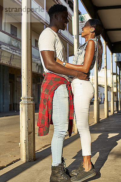 Auf der Straße stehendes flirtendes Paar in Mabuto  Mosambik