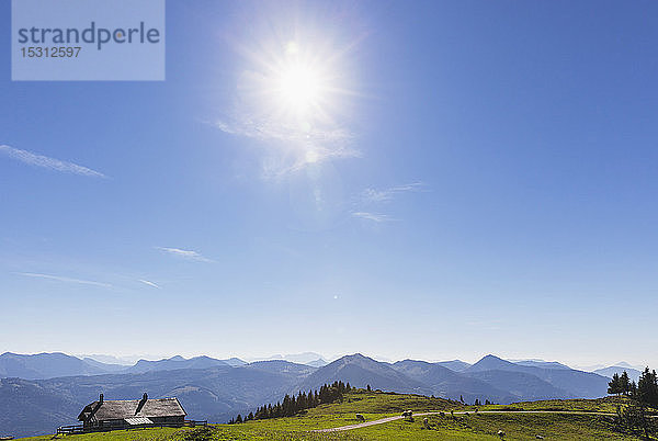 Landschaftliche Ansicht der Bergkette vor blauem Himmel an einem sonnigen Tag