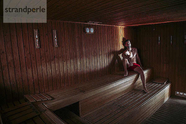 Mann beim Entspannen in der Sauna