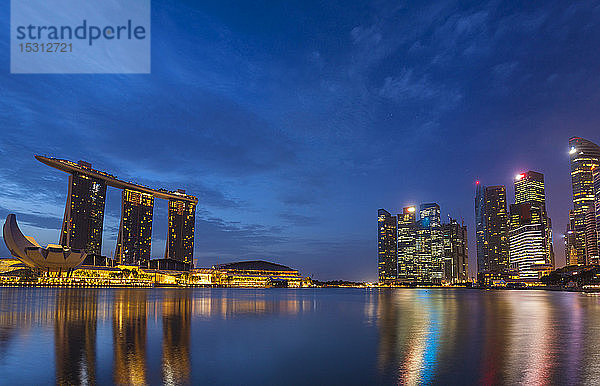 Skyline von Singapur mit Marina Bay  Singapur