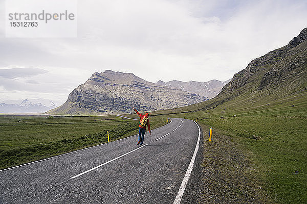 Erwachsener Mann wandert auf der Ringstraße 1   Südliche Region  Island