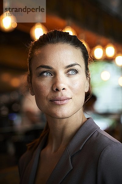 Porträt einer Geschäftsfrau in einem Cafe