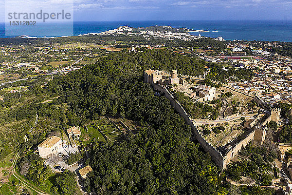 Luftaufnahme der Burg von Capdepera in einem Dorf am Mittelmeer gegen den Himmel