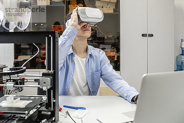Schüler mit 3D-Drucker und VR-Brille