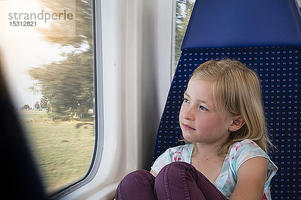 Kleines Mädchen reist mit dem Zug