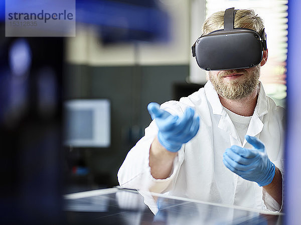 Techniker mit VR-Gläsern und Solarpanel im Labor