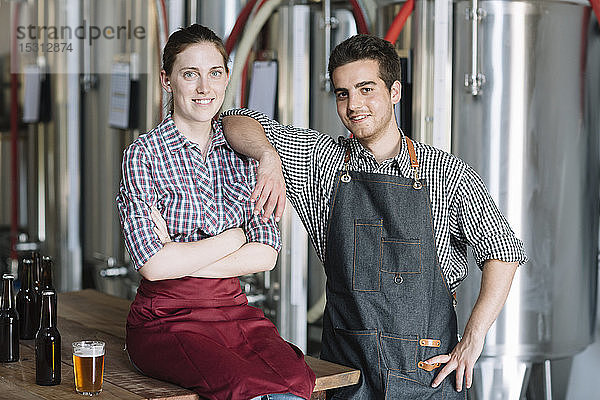 Porträt selbstbewusster Jungunternehmer in einer Brauerei