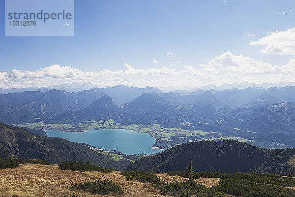 Blick auf Wolfgangsee und Dachsteingebirge vor blauem Himmel