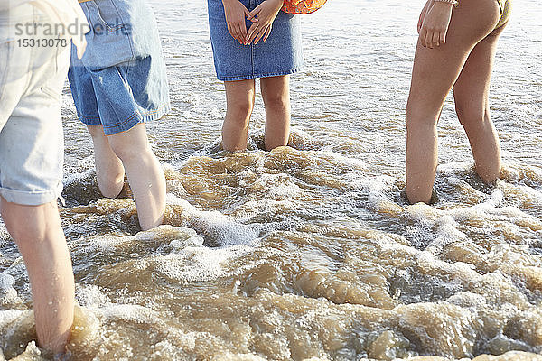 Freunde haben Spaß am Fluss