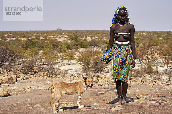 Mukubische Stammesfrau und ihr Hund  Tchitundo Hulo  Virei  Angola
