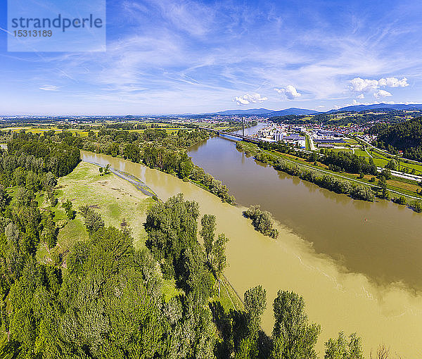 Isarmündung in die Donau bei Deggenau  Niederbayern  Deutschland