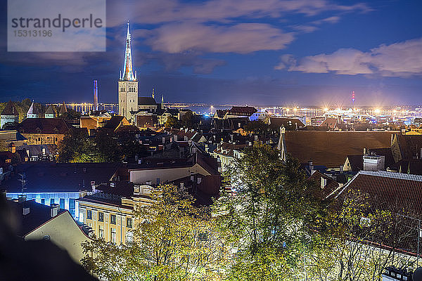 Nachtansicht der Altstadt mit der St. Olafskirche  Tallinn  Estland